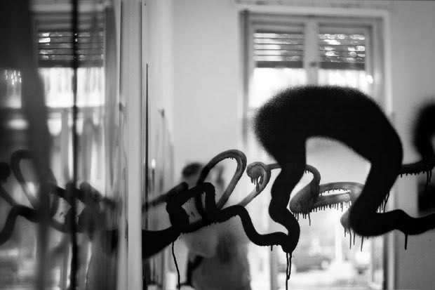 Tags in a Mirror - Nug in Berlin